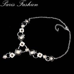 COLLIER EN EMAIL ET STRASS DE VERRE noir
